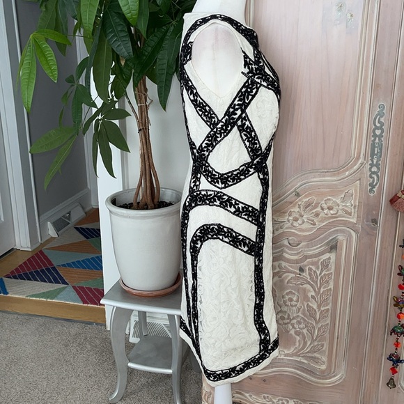 Tadashi Shoji Banded Contrast Color Block Black Ivory Lace Cocktail Dress - Picture 6 of 13